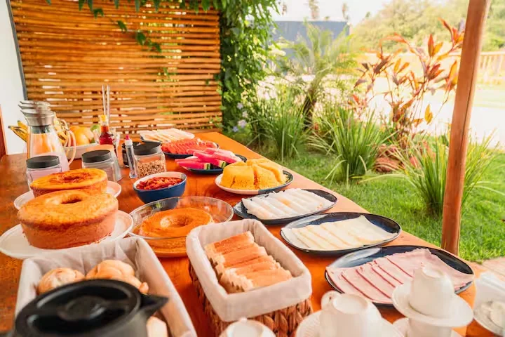 Breakfast served at Santa Maria Inn